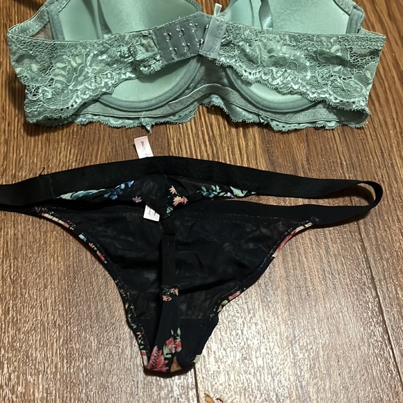 Two piece green lace bra and black floral thong - Picture 4 of 6